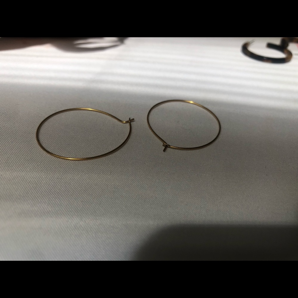 Brandy melville thin medium sized gold hoops